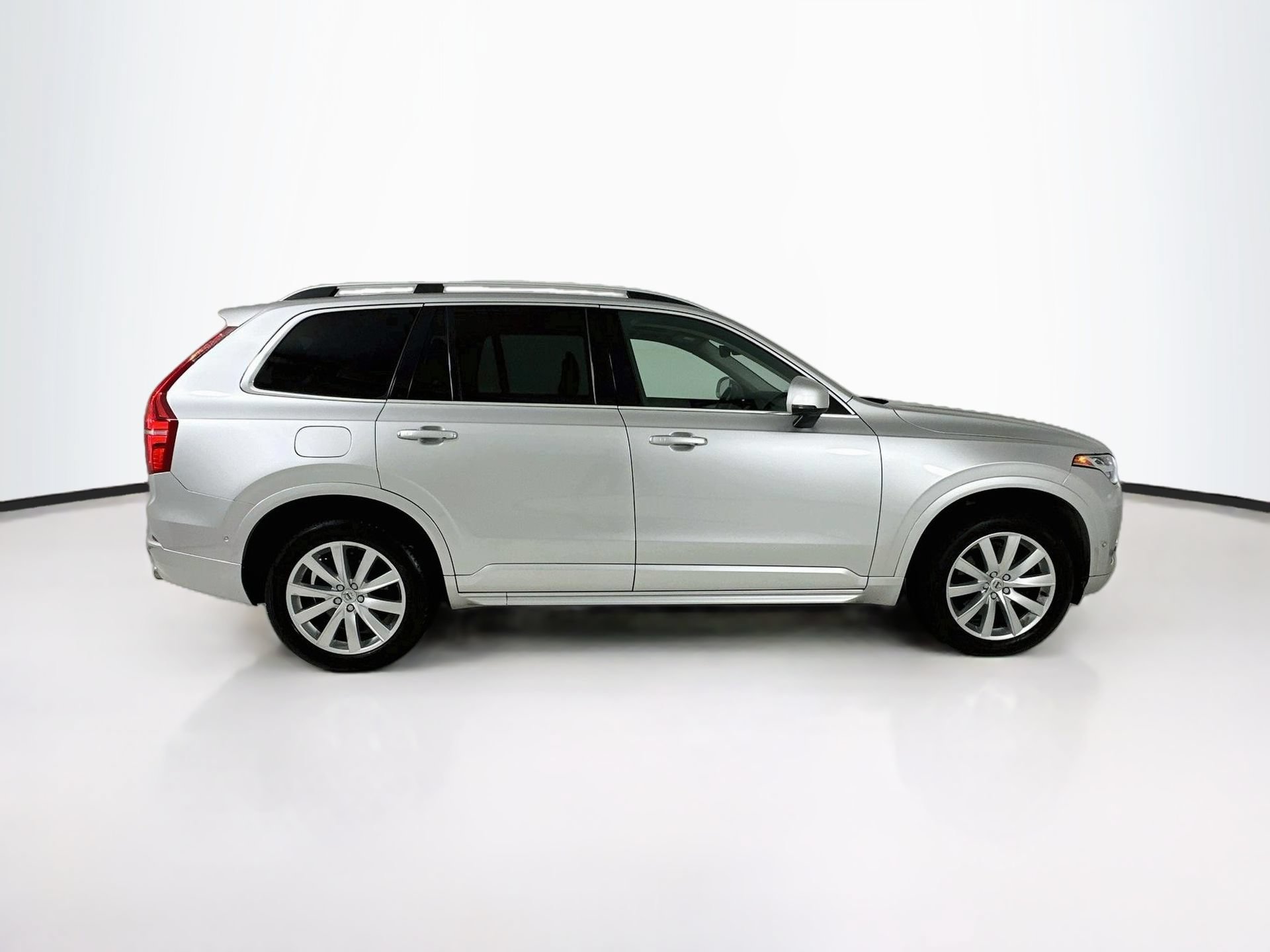 Used 2018 Volvo XC90 T5 Momentum w/ Convenience Package FWD image 9