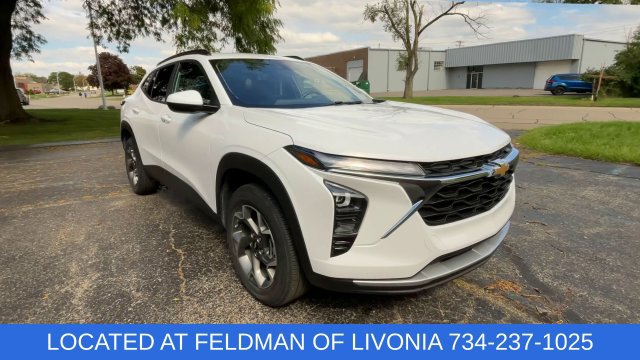 Used 2025 Chevrolet Trax LT w/ Driver Confidence Package FWD image 2