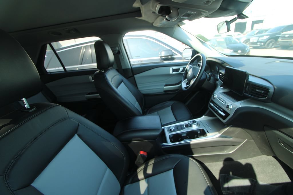 Used 2024 Ford Explorer XLT w/ Equipment Group 202A AWD/4WD image 19
