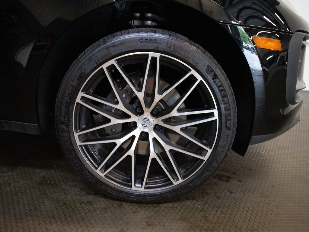 Certified 2026 Porsche Macan AWD/4WD image 17