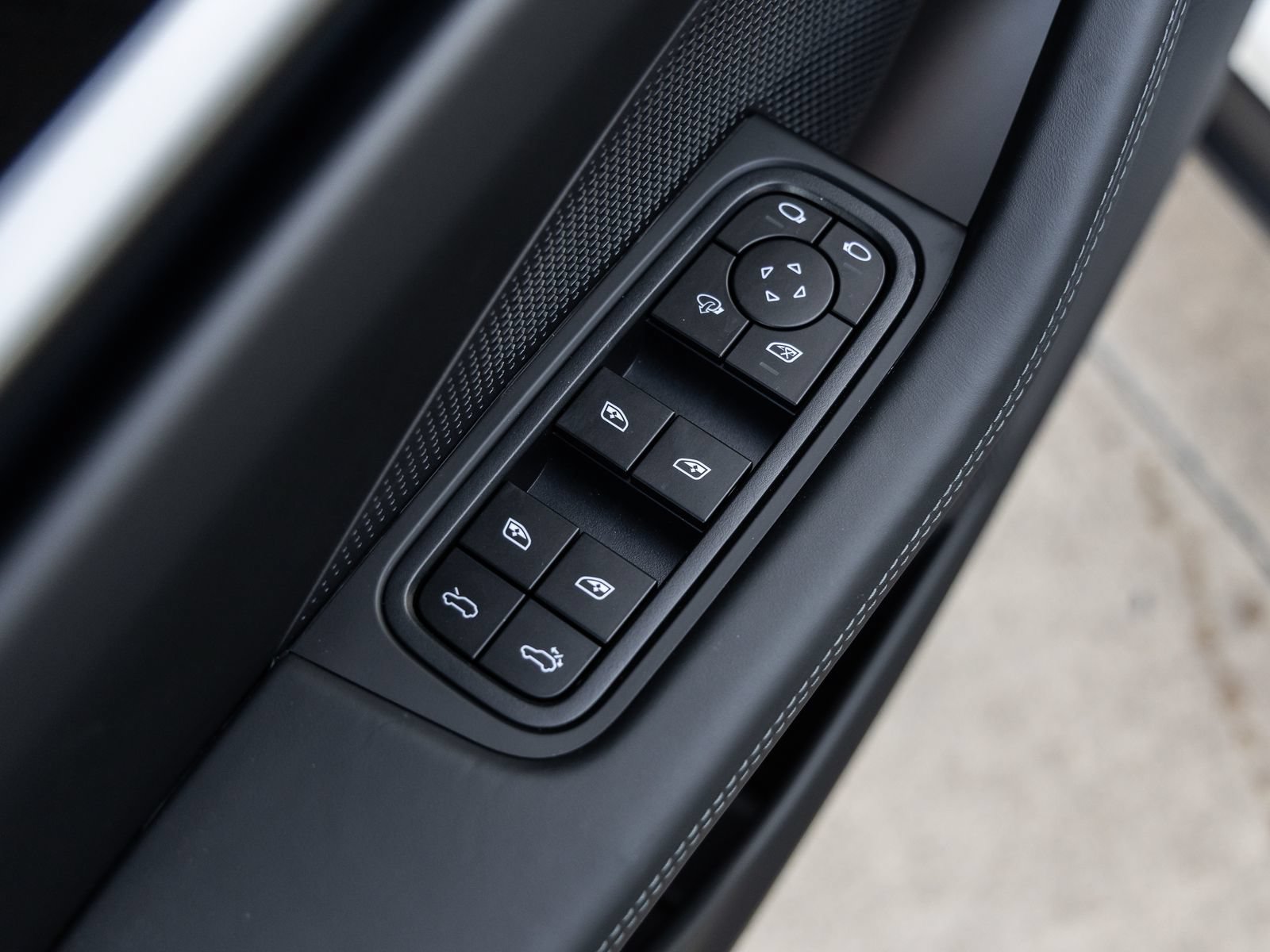 Certified 2025 Porsche Macan 4S Electric AWD/4WD image 24