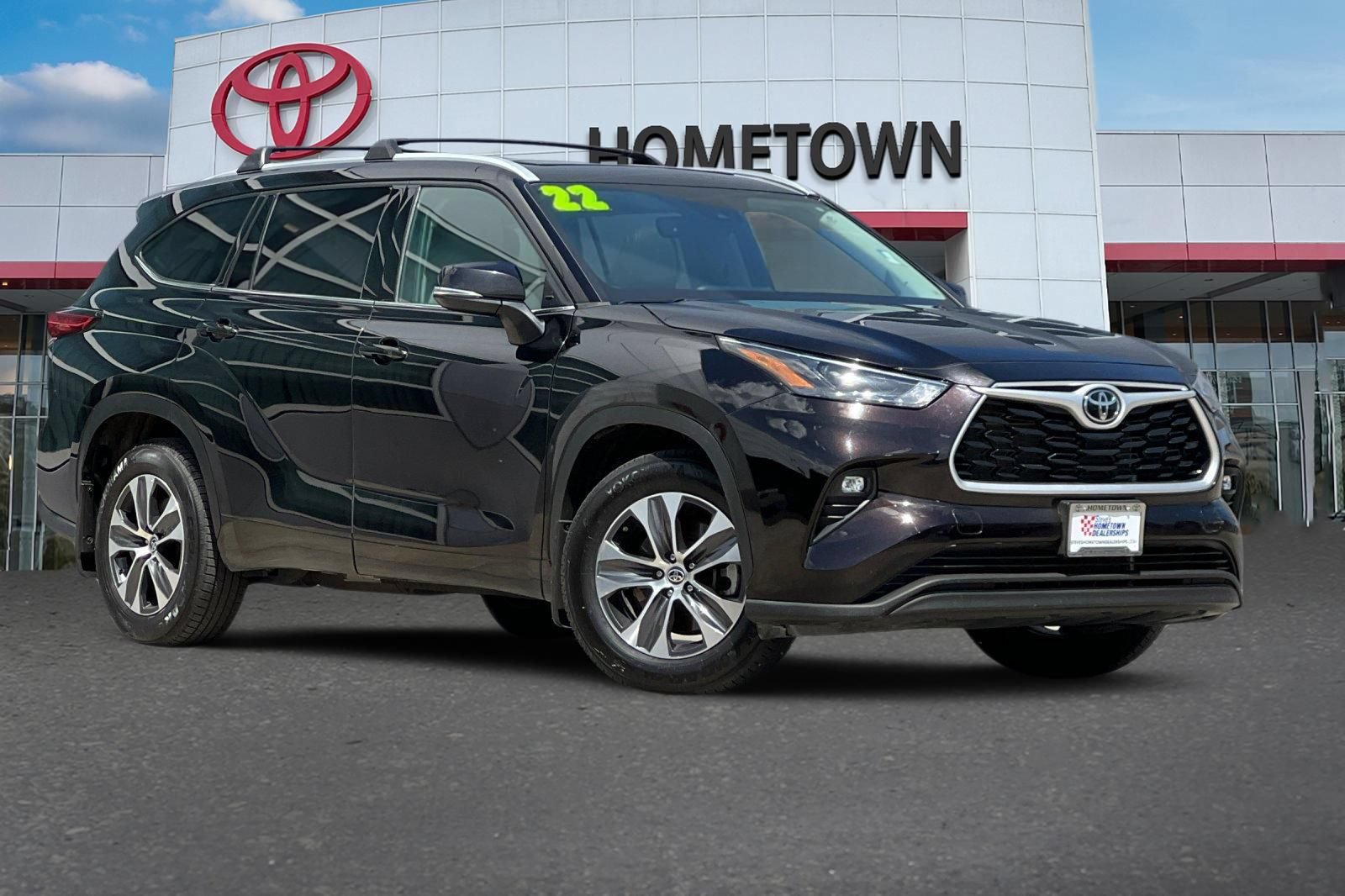 Used 2022 Toyota Highlander XLE AWD/4WD image 2
