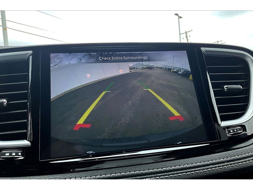 Used 2025 Chrysler Pacifica Limited image 28