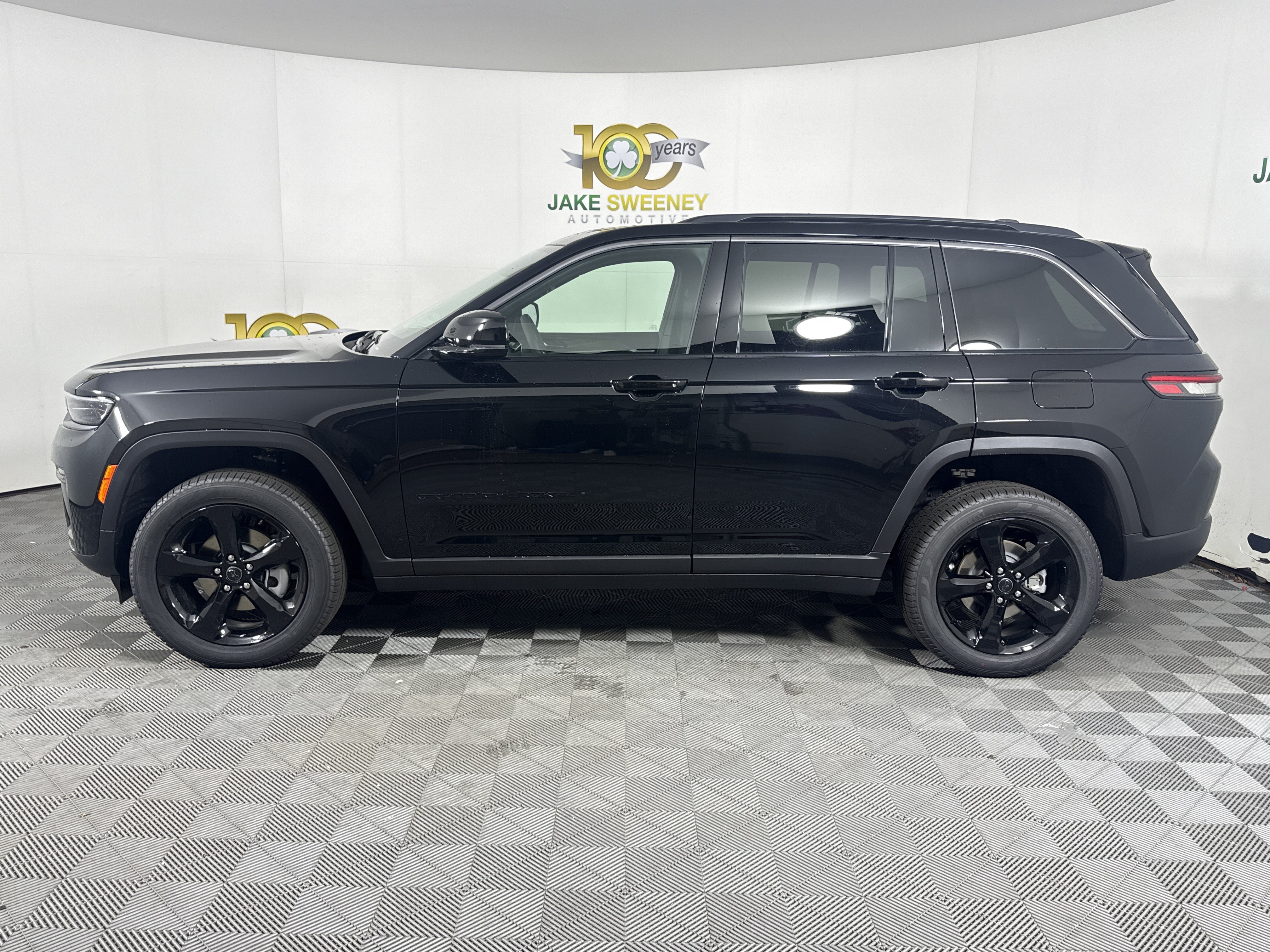 New 2027 Jeep Grand Cherokee Limited AWD/4WD image 3
