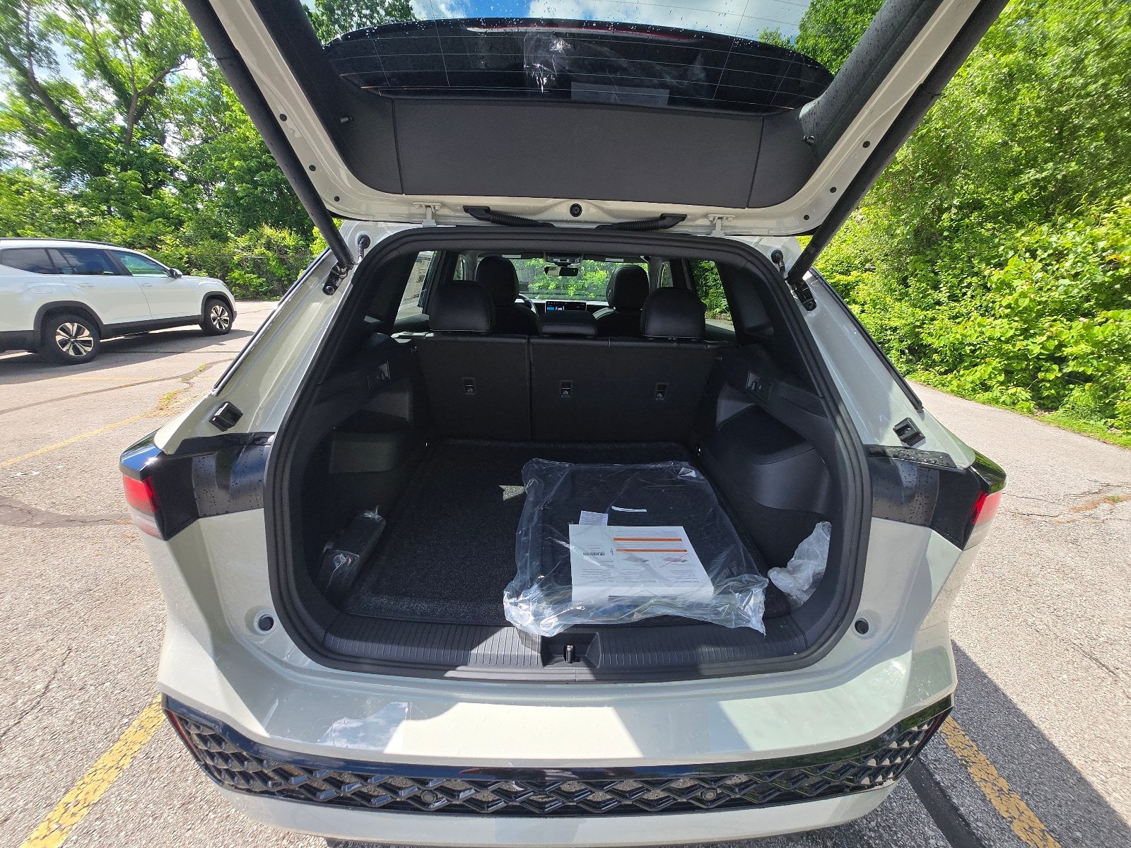 New 2026 Volkswagen Tiguan SE R-Line AWD/4WD image 14