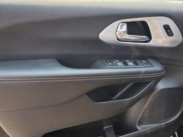 Used 2025 Chrysler Pacifica Limited FWD image 23