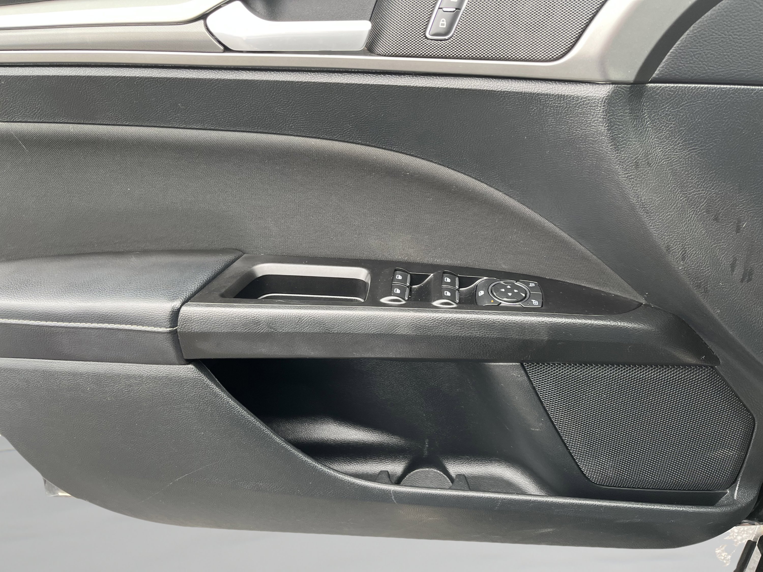 Used 2017 Ford Fusion SE w/ Equipment Group 201A image 16