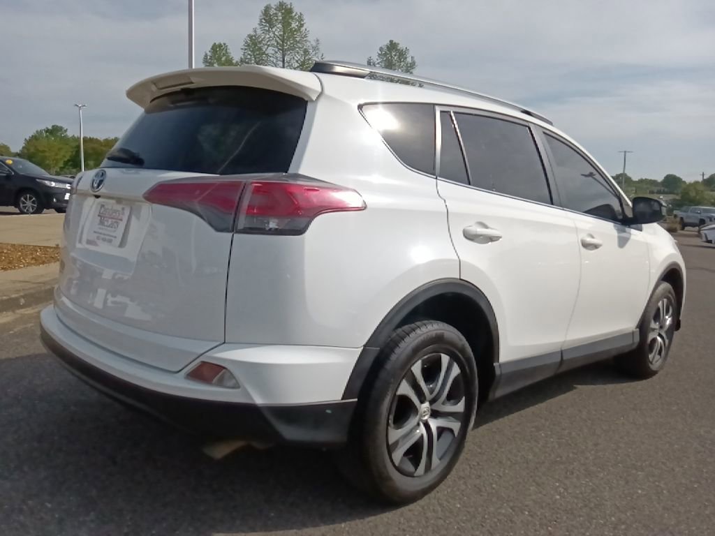 Used 2018 Toyota RAV4 LE FWD image 3