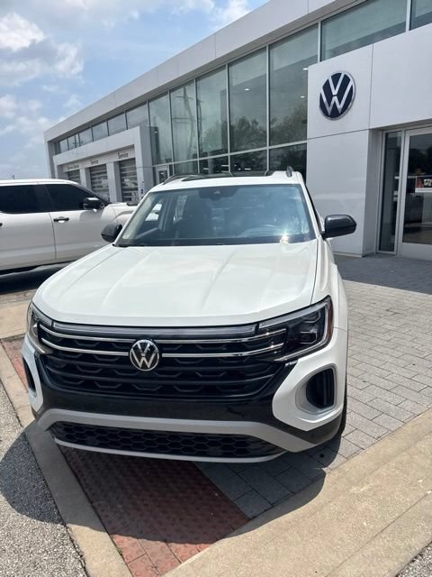 Used 2024 Volkswagen Atlas Peak Edition SEL AWD/4WD image 17