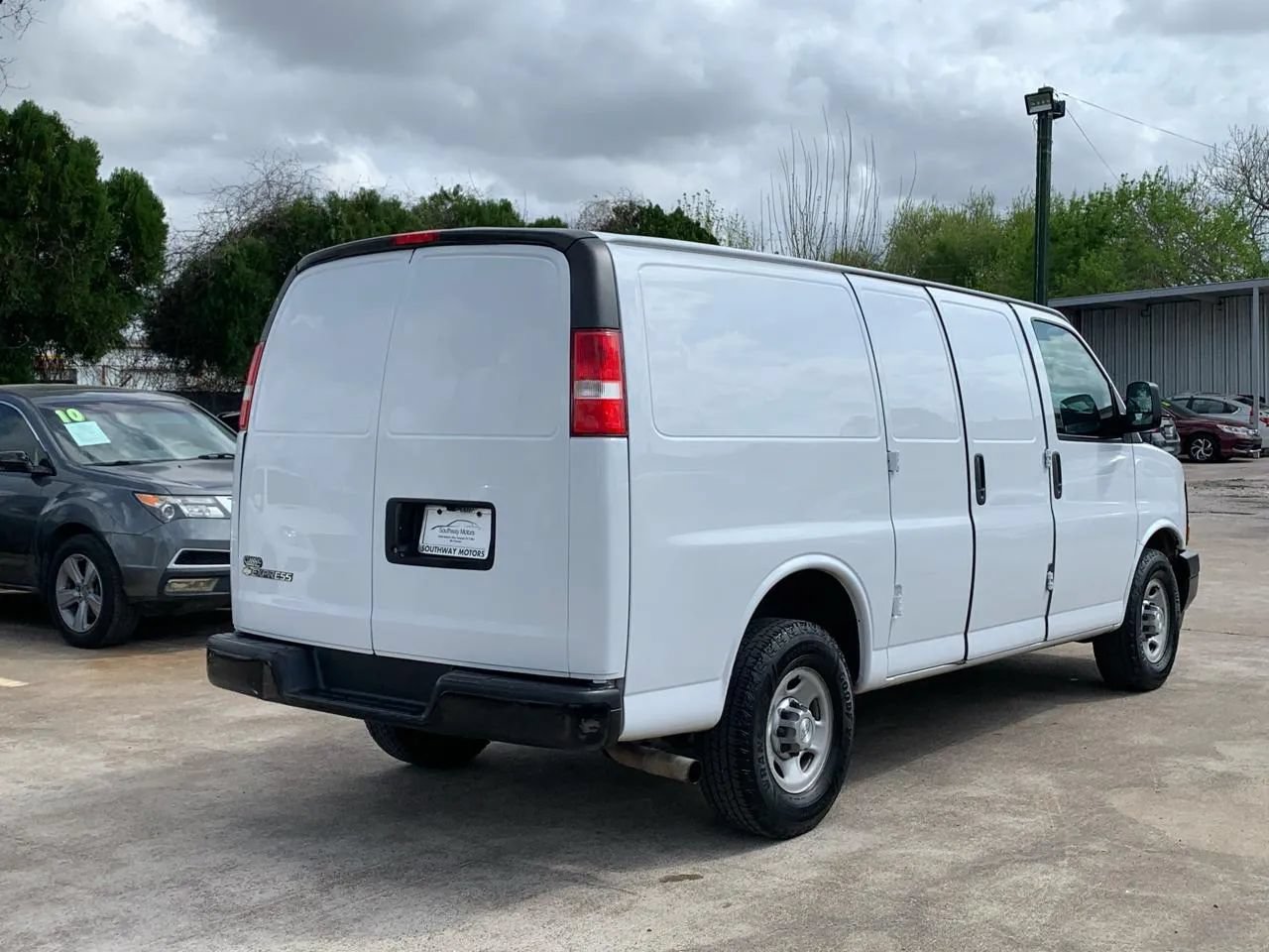 Used 2017 Chevrolet Express 2500 RWD image 7
