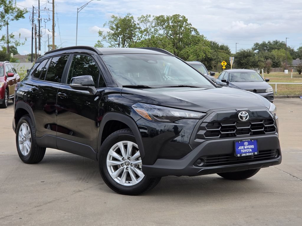 Used 2026 Toyota Corolla Cross LE FWD image 2
