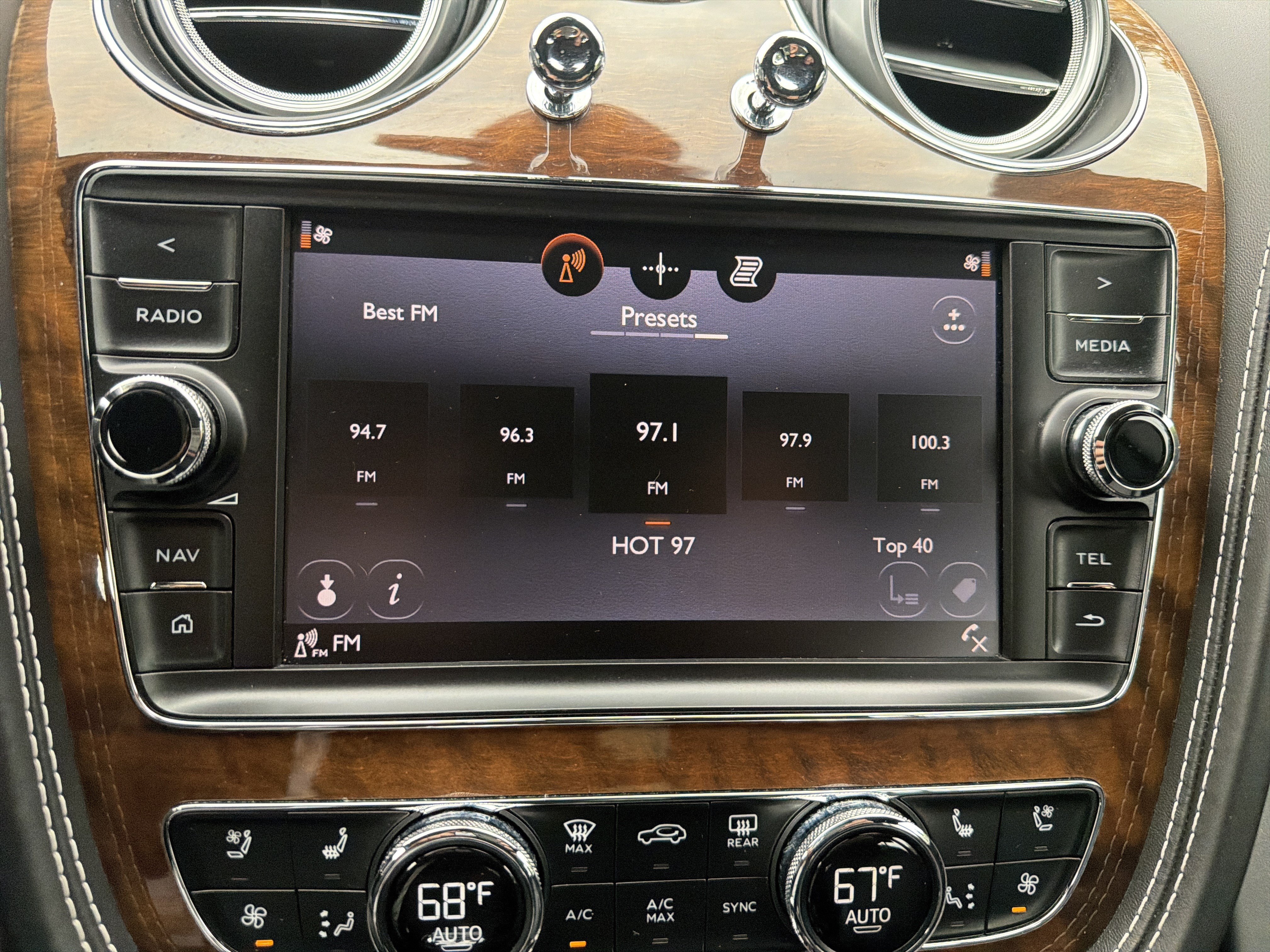 Used 2018 Bentley Bentayga AWD/4WD image 25