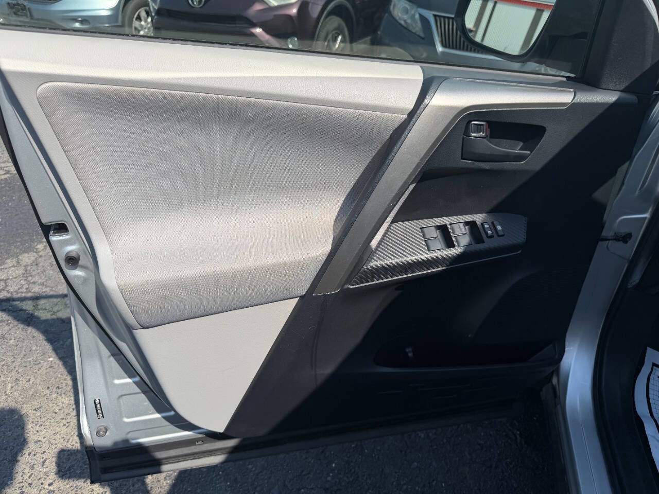 Used 2013 Toyota RAV4 LE AWD/4WD image 18