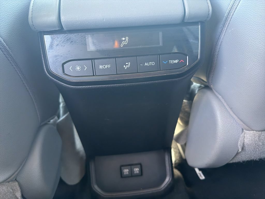 Used 2021 Toyota Highlander XLE FWD image 13