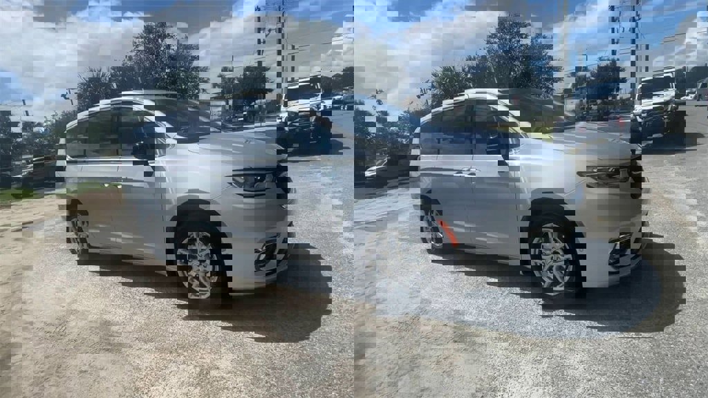 New 2026 Chrysler Pacifica Select image 2
