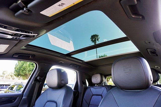 Used 2022 Porsche Cayenne AWD/4WD image 22