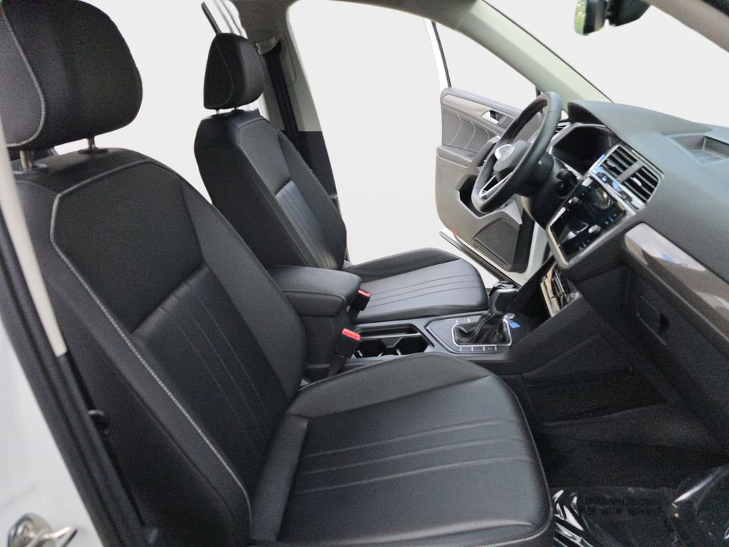 Used 2024 Volkswagen Tiguan SE w/ Panoramic Sunroof Package FWD image 12
