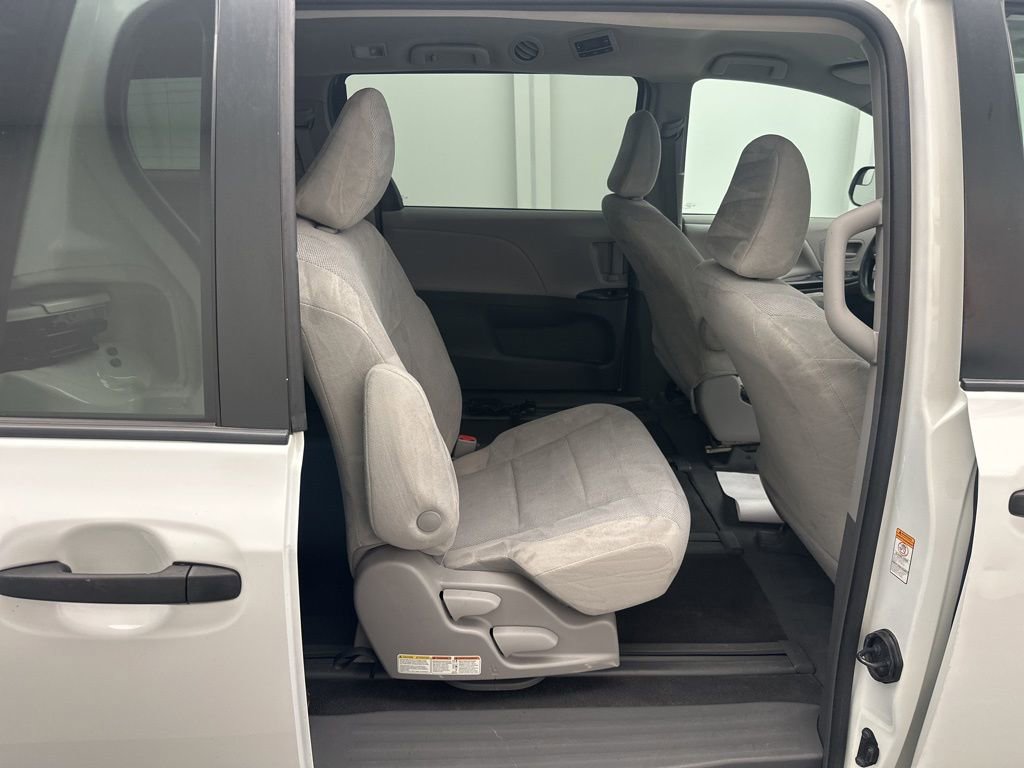 Used 2019 Toyota Sienna L image 9