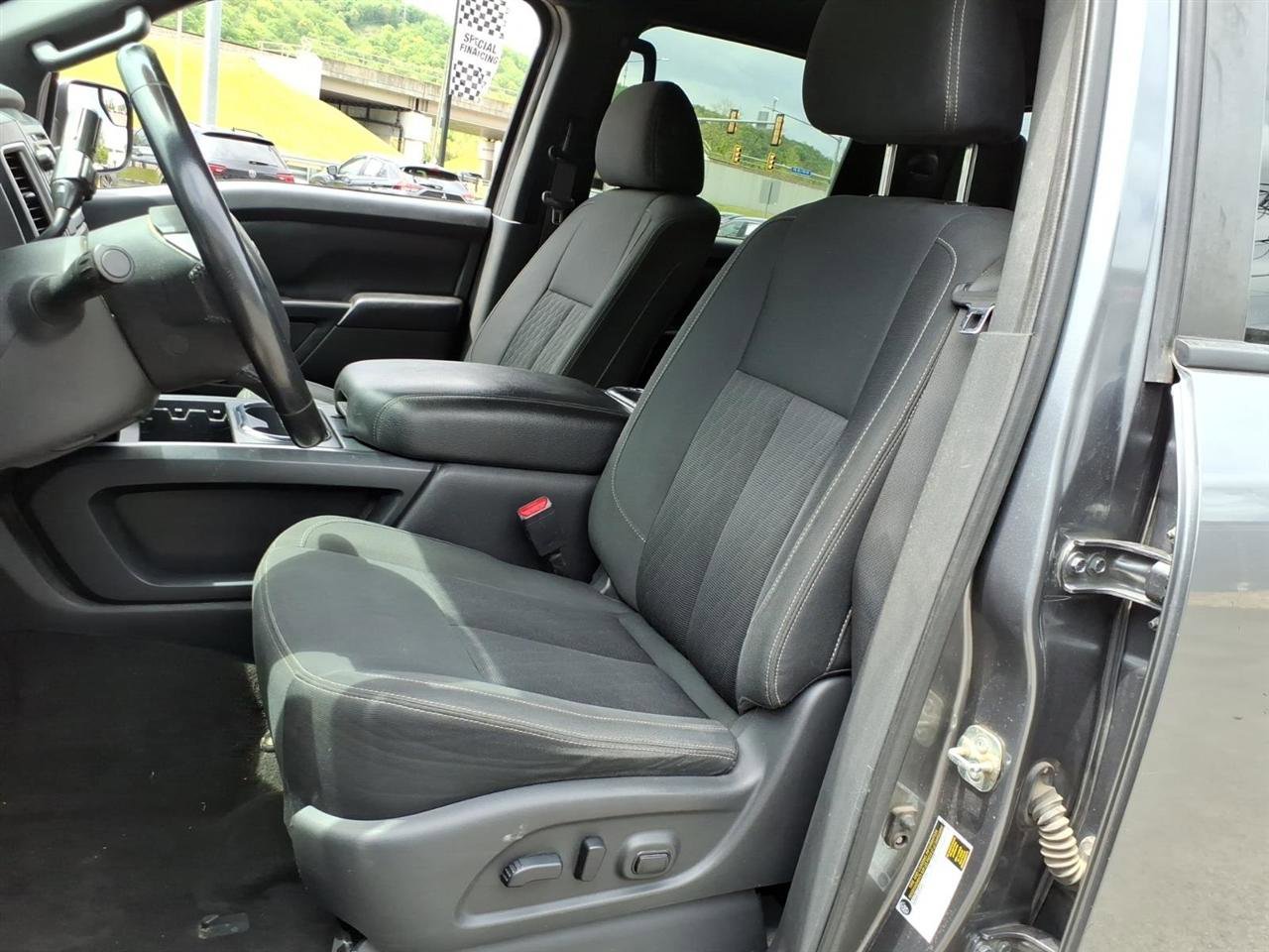 Used 2019 Nissan Titan SV w/ SV Convenience Package AWD/4WD image 7