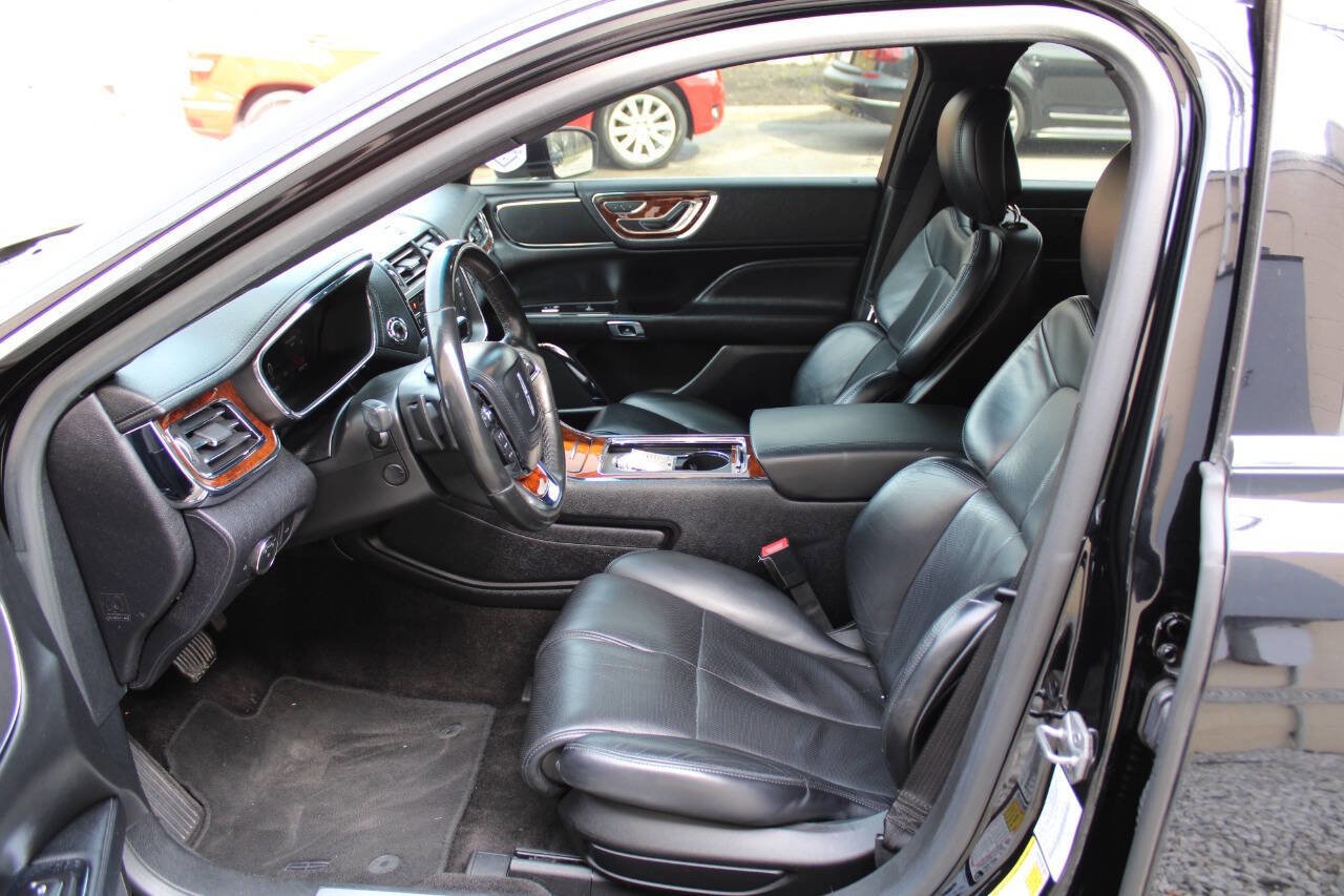 Used 2017 Lincoln Continental Select image 15