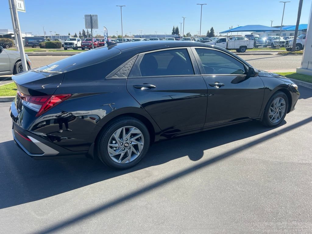 Used 2025 Hyundai Elantra Hybrid FWD image 11