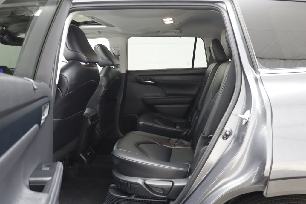 Used 2023 Toyota Highlander XLE AWD/4WD image 15