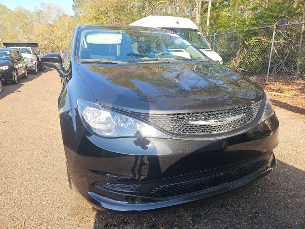Used 2023 Chrysler Voyager LX image 2