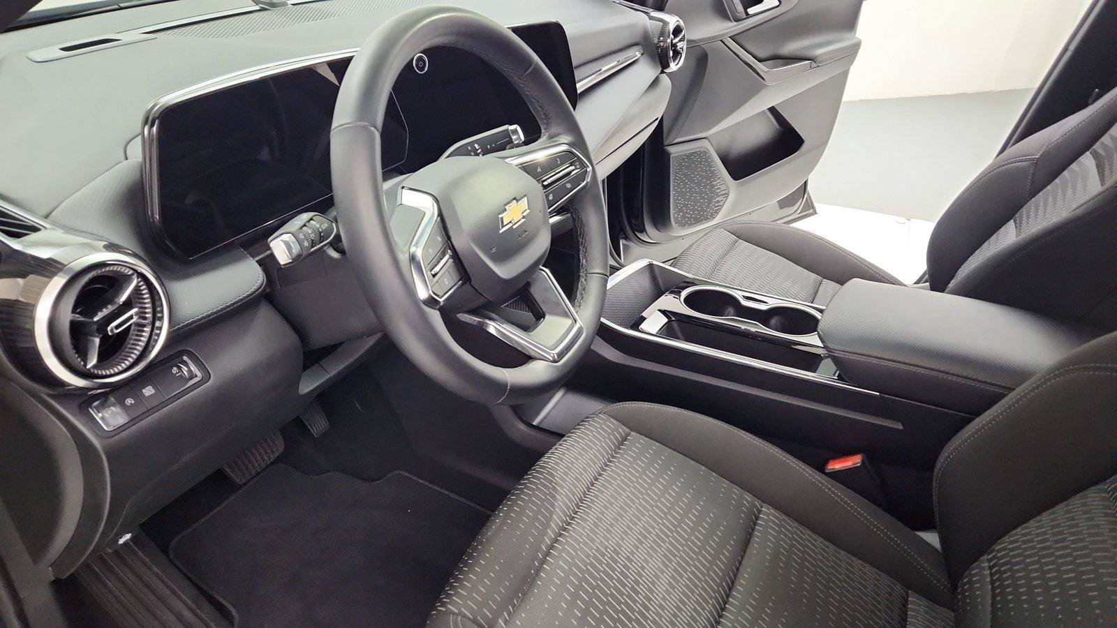 Used 2025 Chevrolet Equinox LT FWD image 16