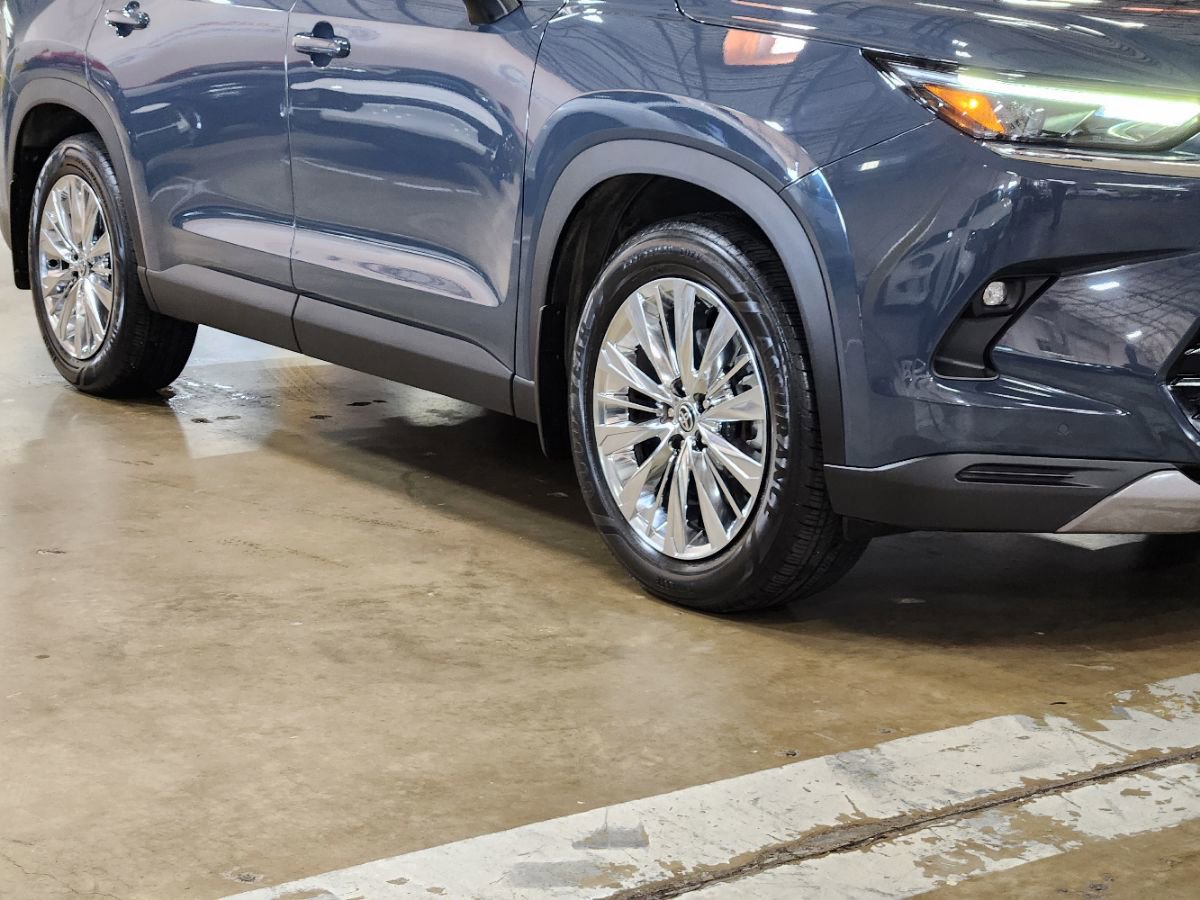 Used 2024 Toyota Grand Highlander AWD image 16