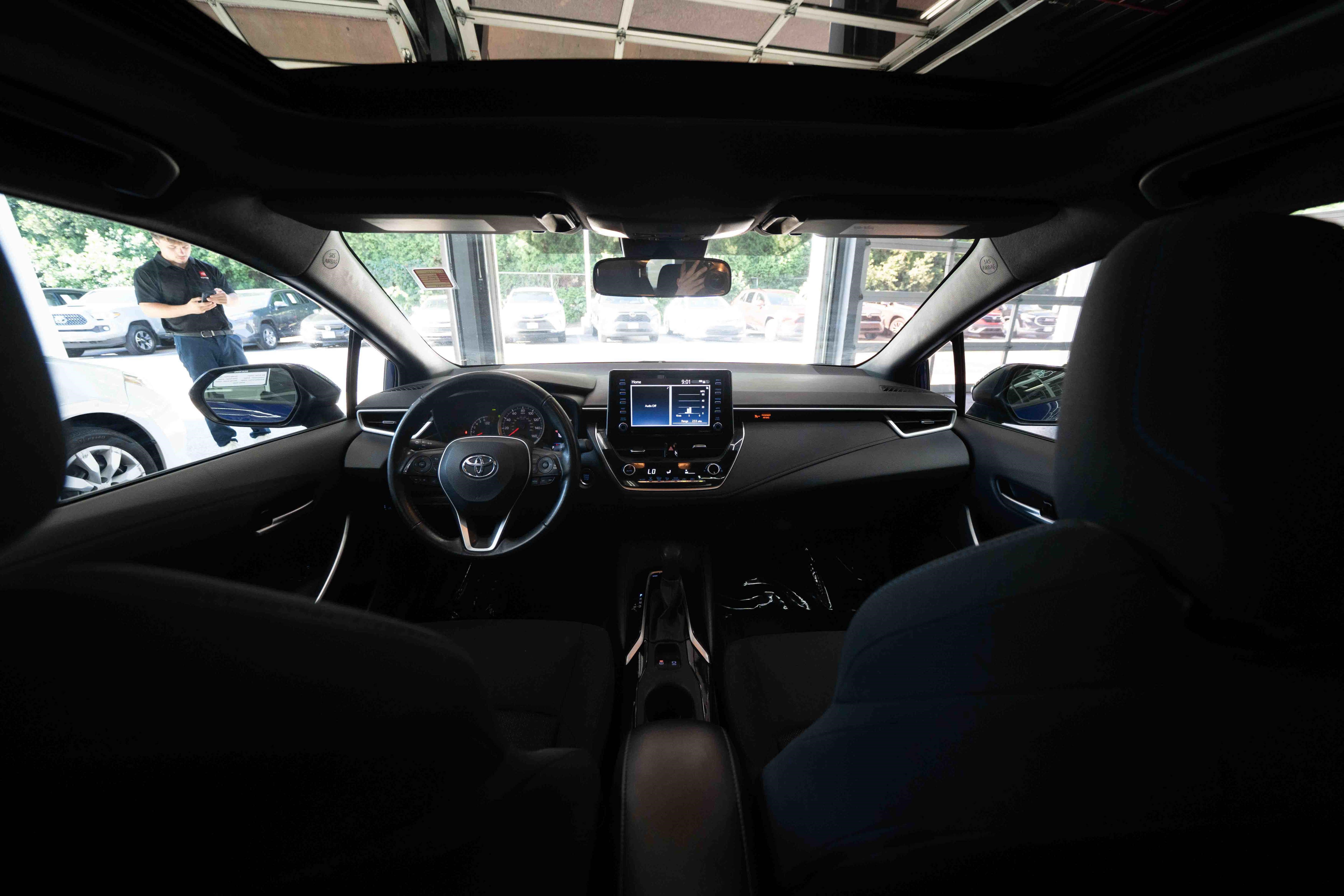 Used 2021 Toyota Corolla SE w/ SE Premium Package FWD image 19