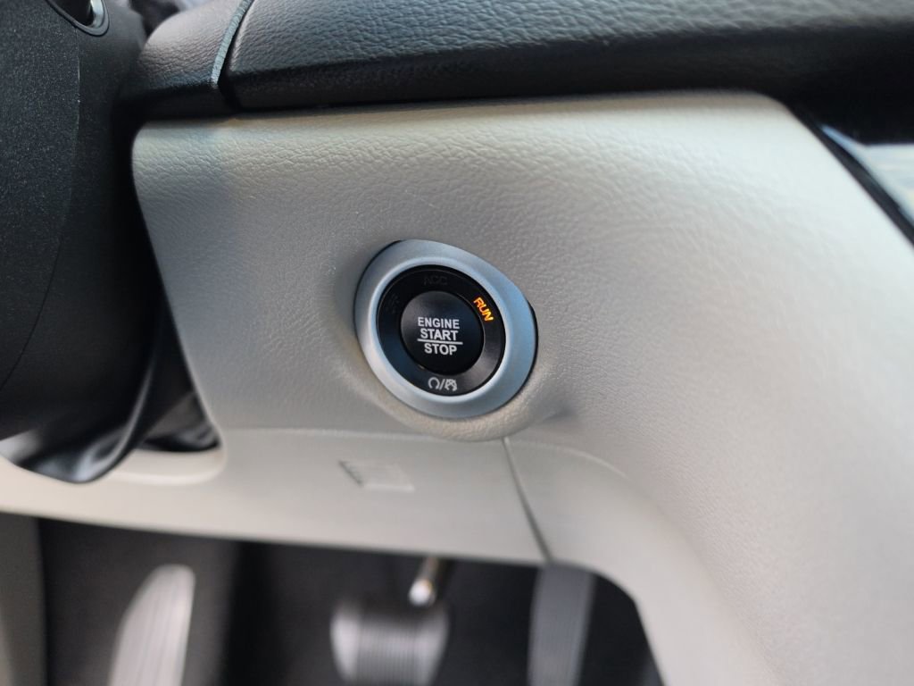 Used 2024 Chrysler Pacifica Touring-L FWD image 18