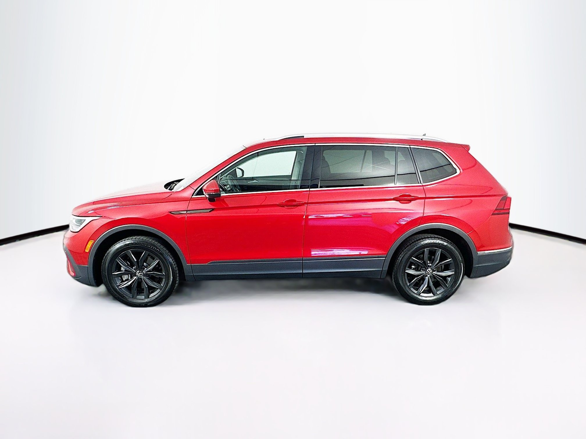Used 2024 Volkswagen Tiguan SE w/ Panoramic Sunroof Package AWD/4WD image 4