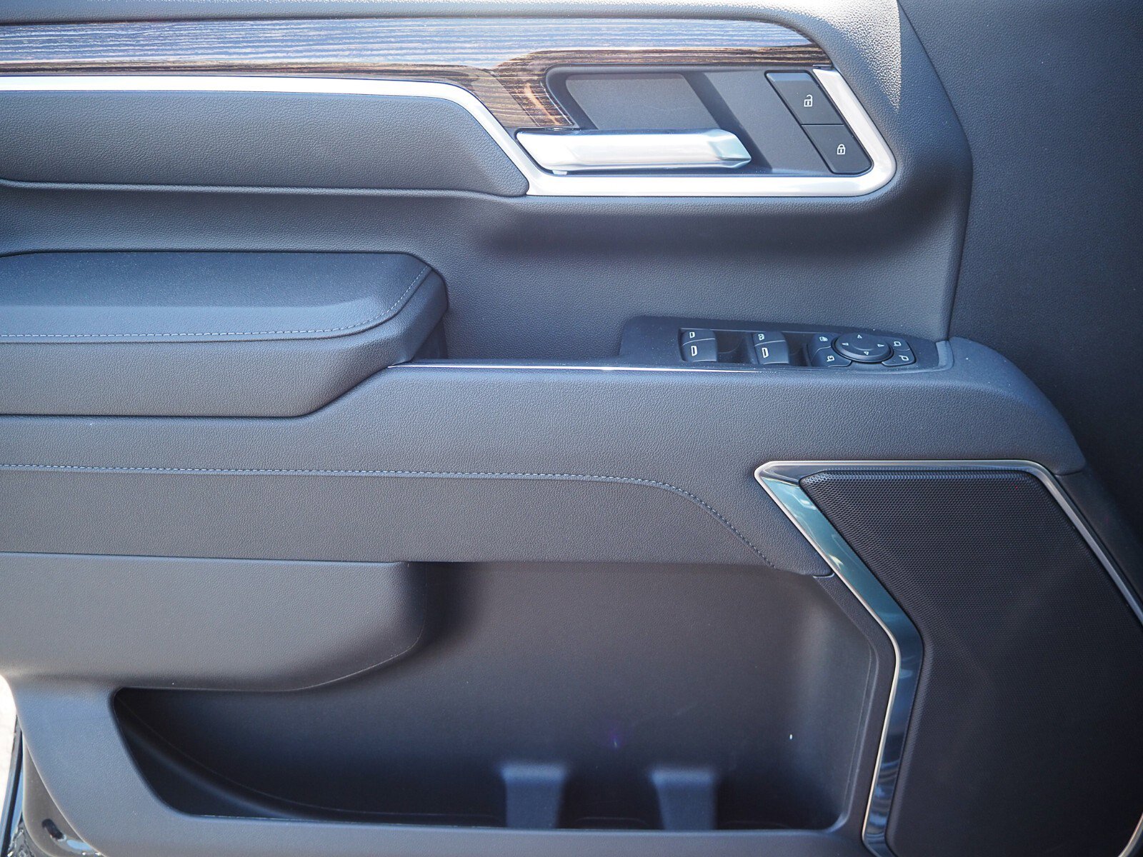 New 2025 GMC Sierra 2500 SLE w/ SLE Value Package; image 9