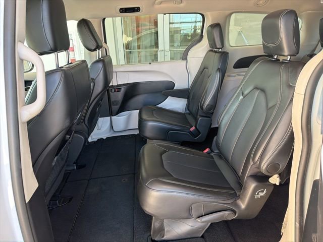 Used 2024 Chrysler Pacifica Touring-L FWD image 17