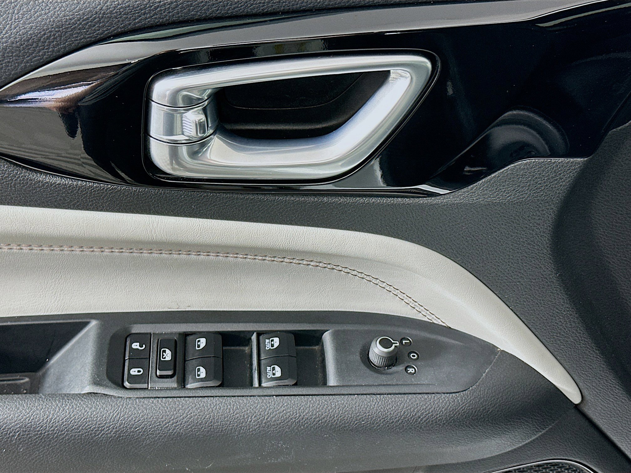 Used 2025 Jeep Compass Limited image 15