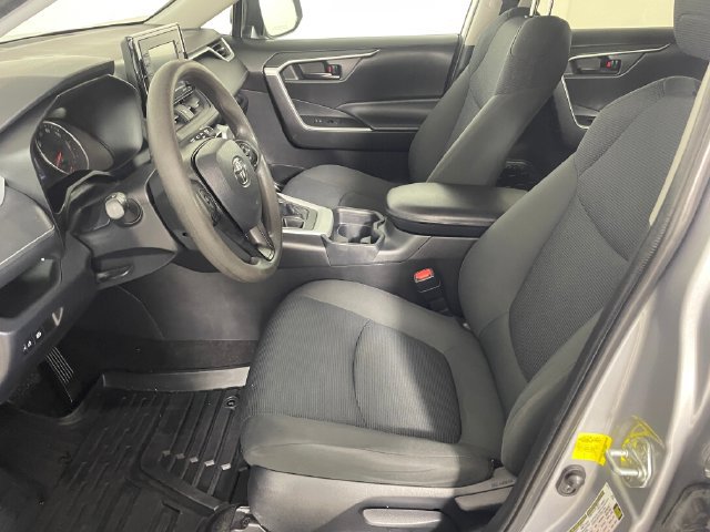 Used 2020 Toyota RAV4 LE AWD/4WD image 2