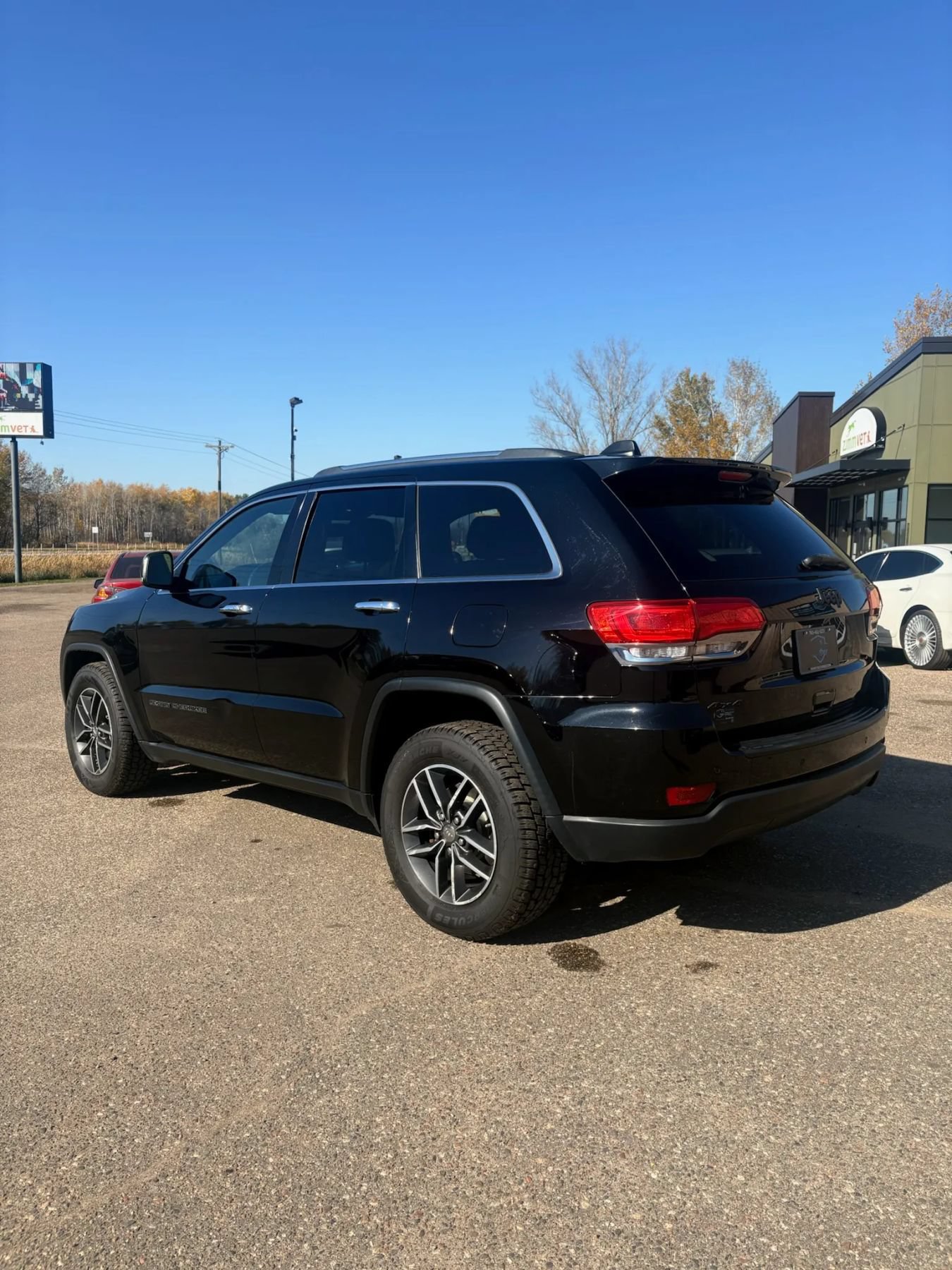 Used 2017 Jeep Grand Cherokee Limited AWD/4WD image 7
