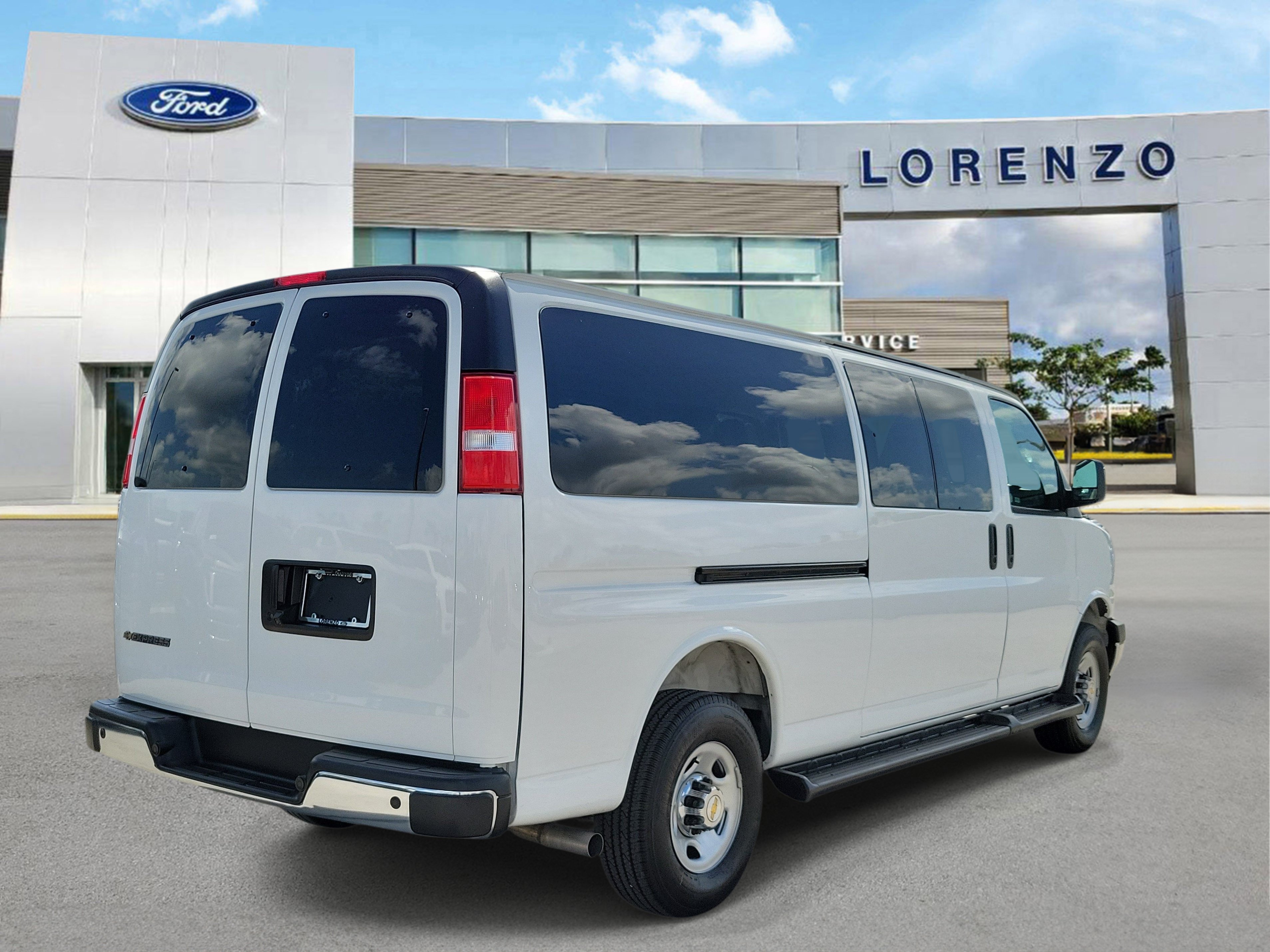 Used 2025 Chevrolet Express 3500 LT w/ LT Preferred Equipment Group RWD image 5