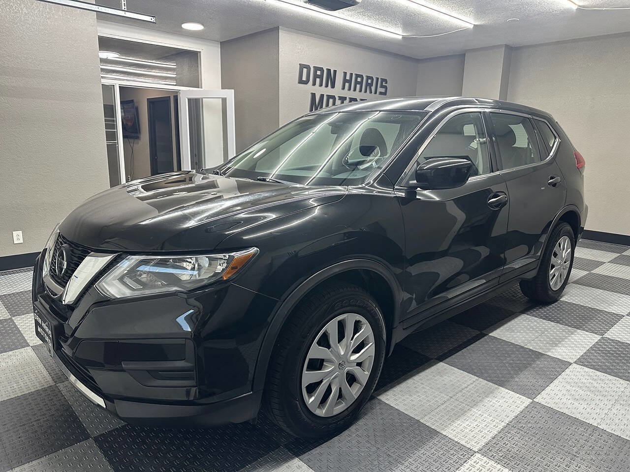 Used 2018 Nissan Rogue S image 2