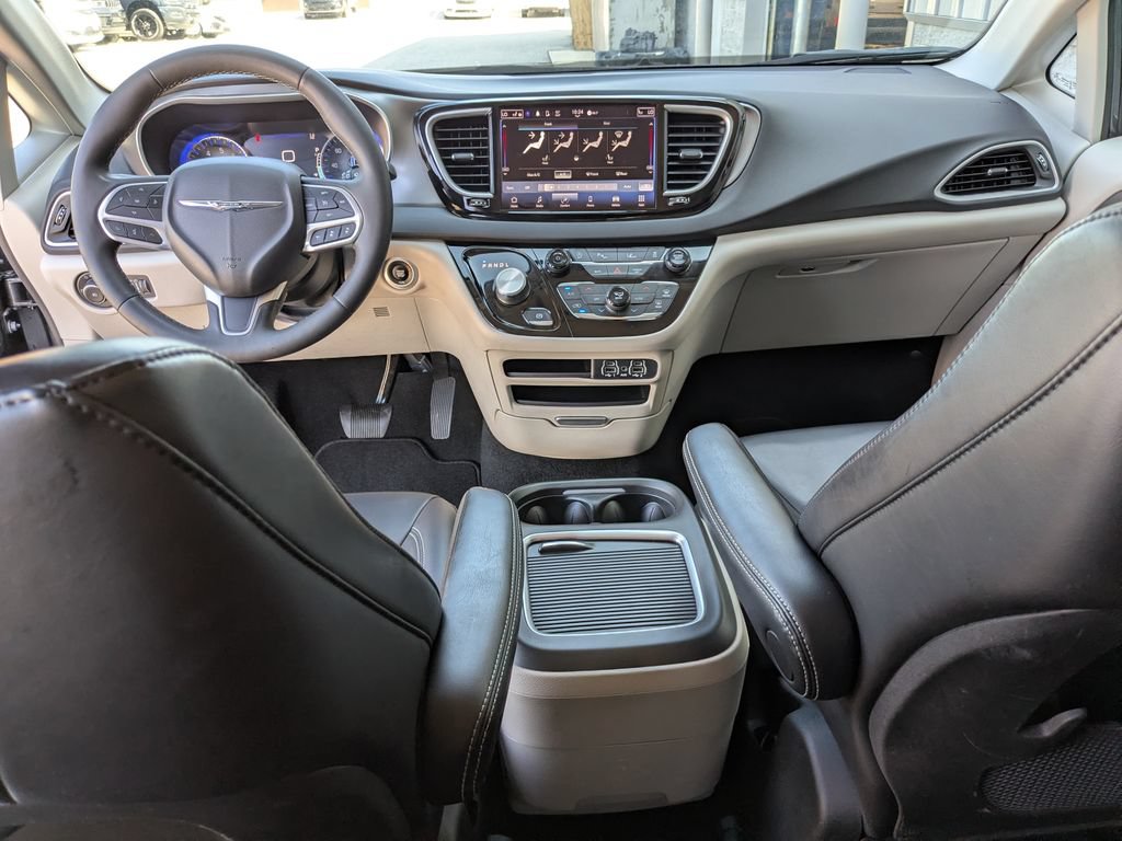 Used 2024 Chrysler Pacifica Touring-L FWD image 12