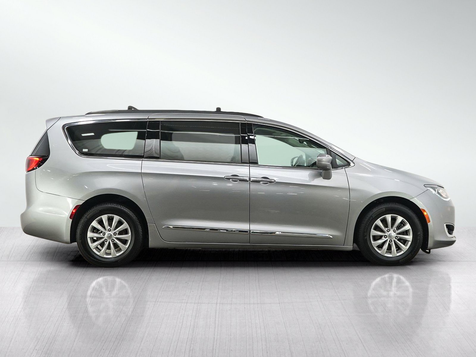 Used 2017 Chrysler Pacifica Touring-L FWD image 6
