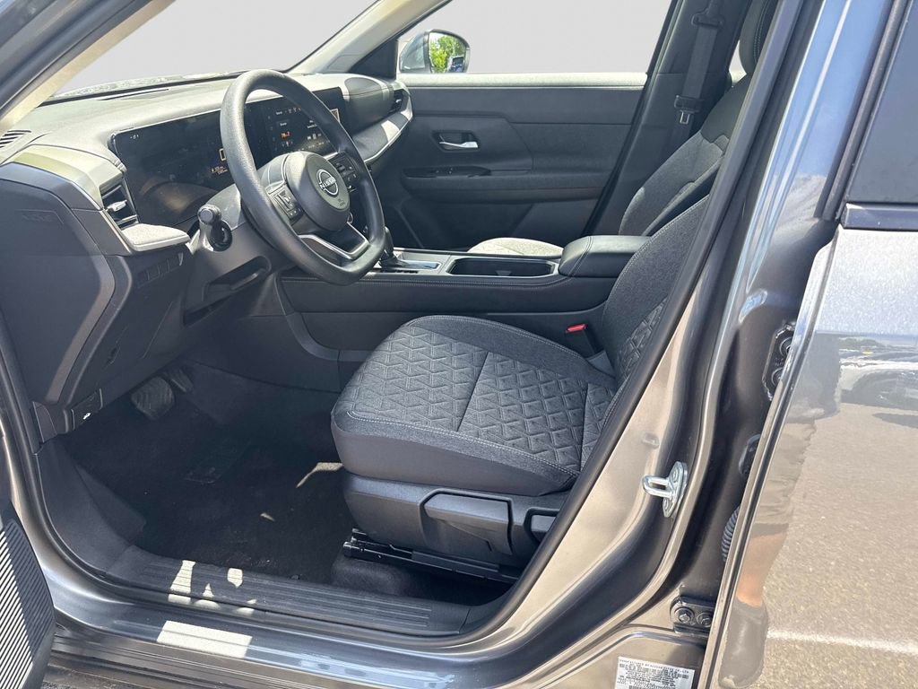 Used 2025 Nissan Kicks SV AWD/4WD image 18