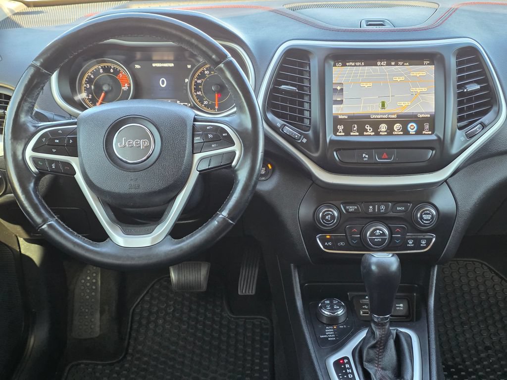 Used 2018 Jeep Cherokee Trailhawk AWD/4WD image 10