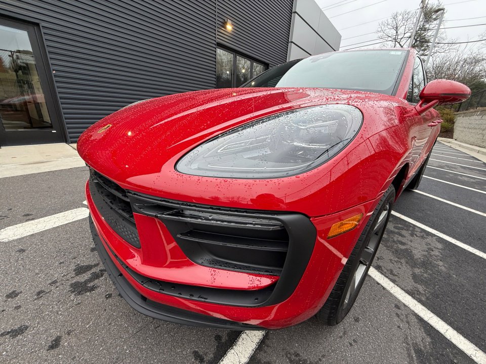 Certified 2025 Porsche Macan image 13