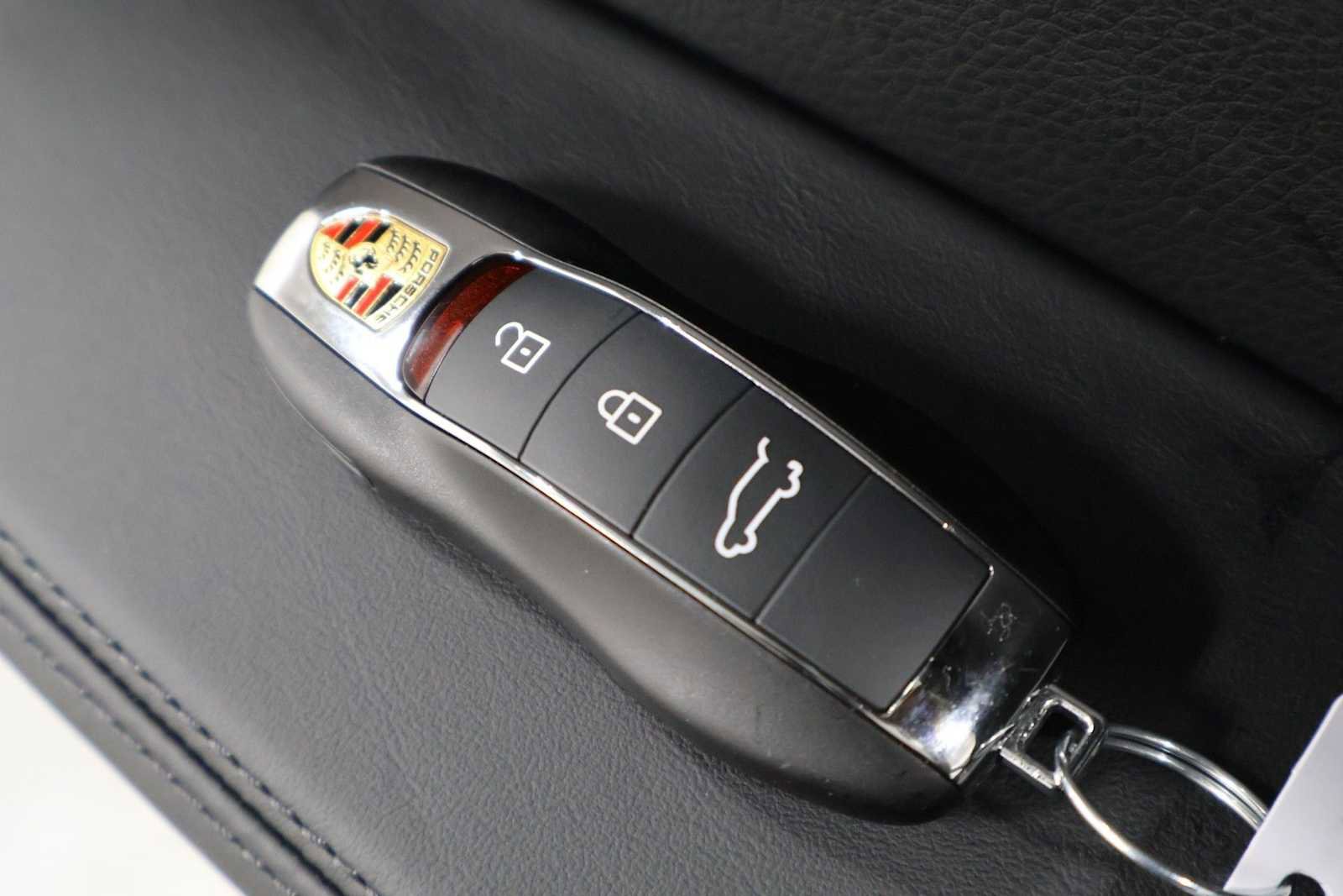 Used 2026 Porsche Macan AWD/4WD image 43