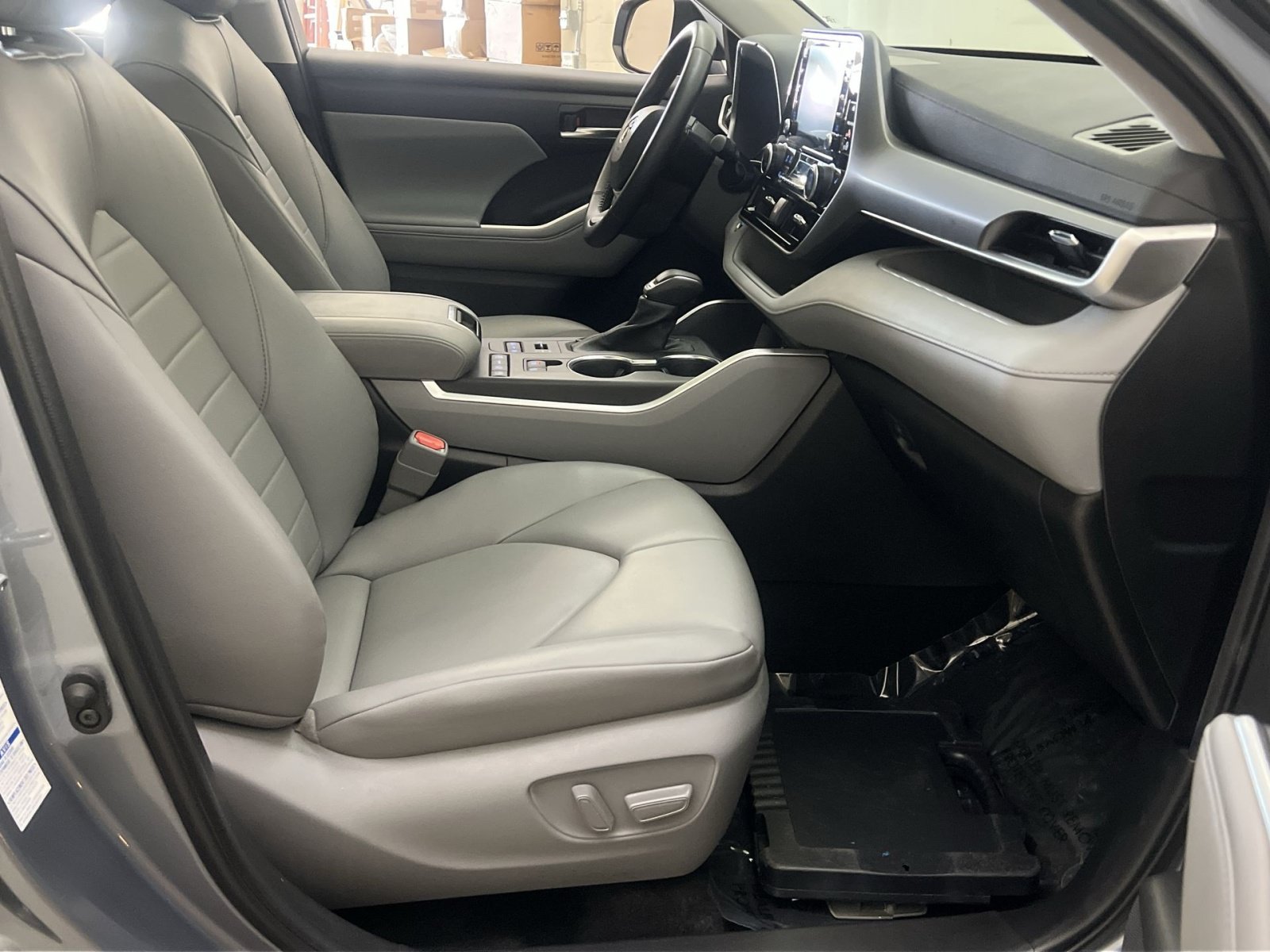 Used 2022 Toyota Highlander XLE AWD/4WD image 27