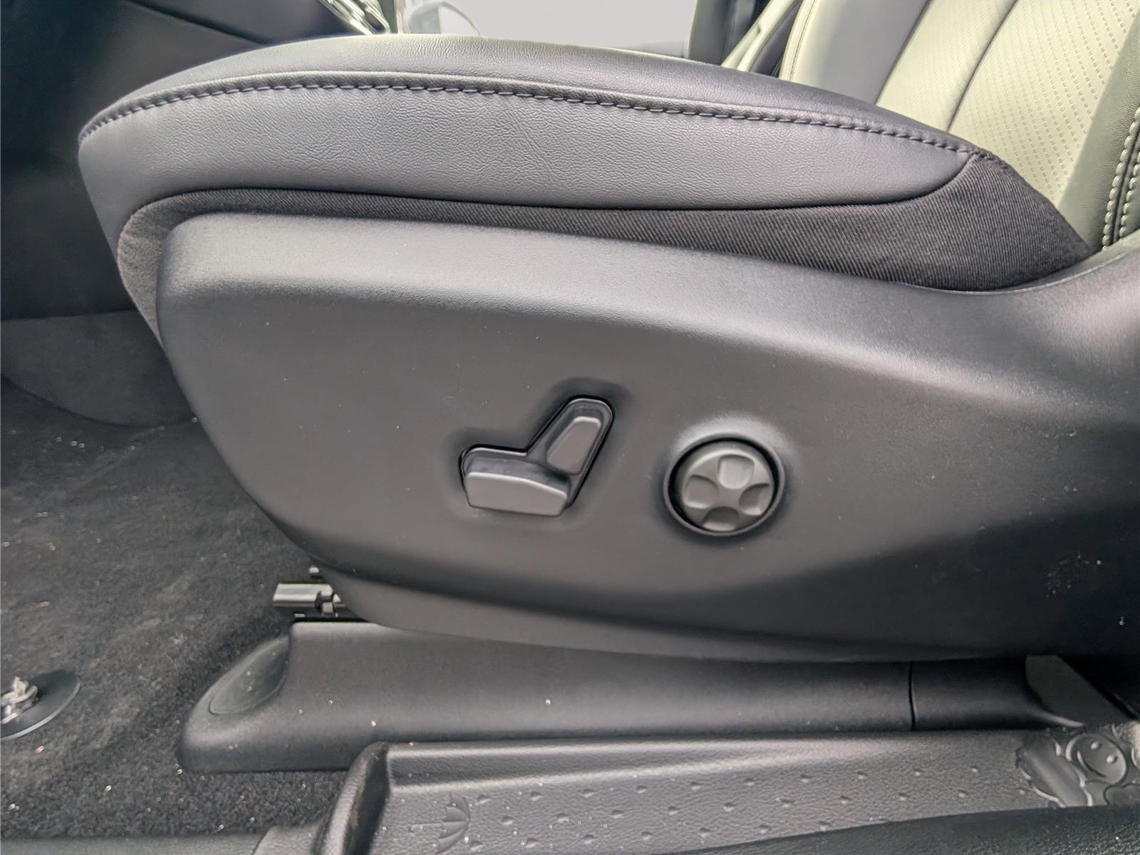 New 2026 Chrysler Pacifica Select FWD image 16