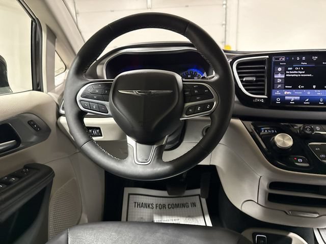 Used 2024 Chrysler Pacifica Touring-L FWD image 11
