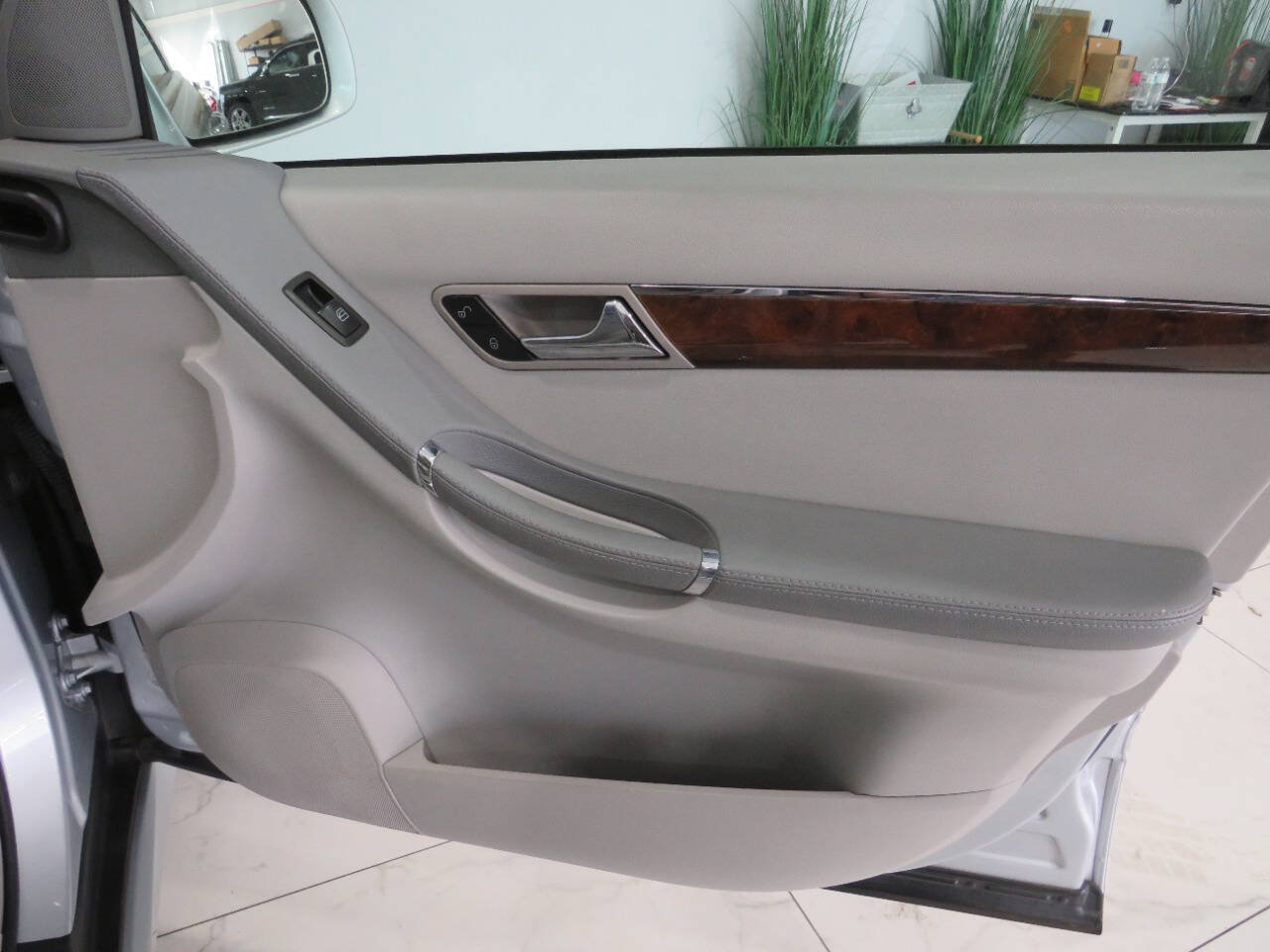 Used 2010 Mercedes-Benz R 350 4MATIC image 24