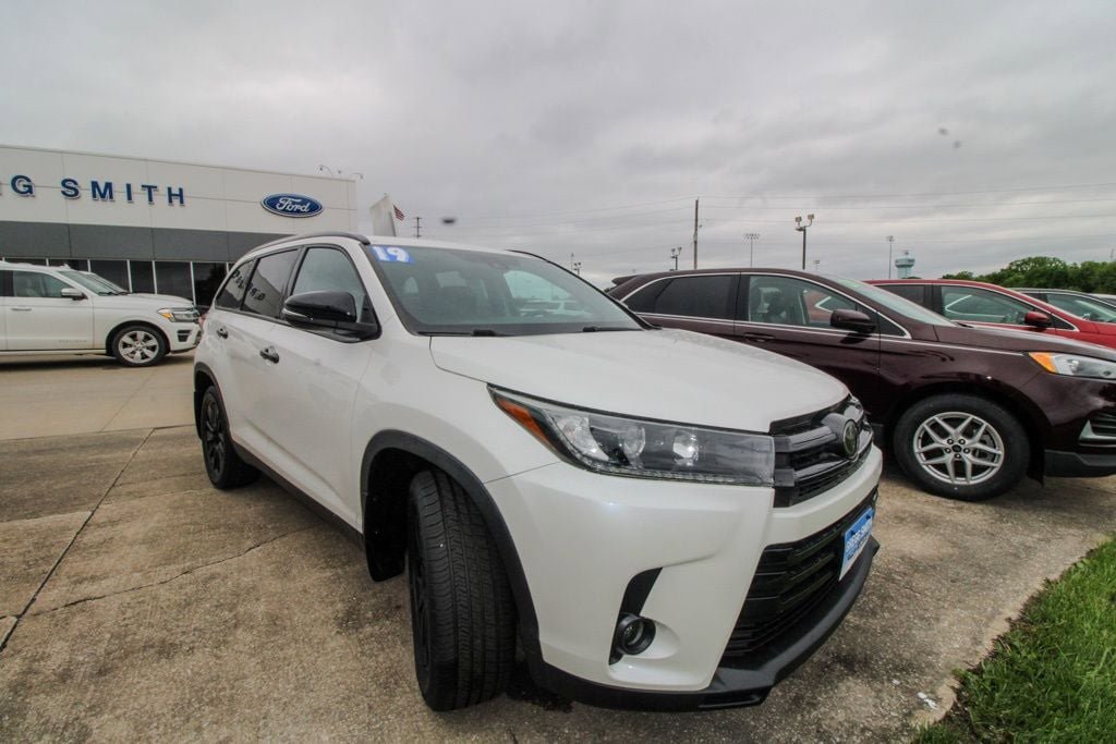 Used 2019 Toyota Highlander SE w/ Nightshade Edition AWD/4WD image 2